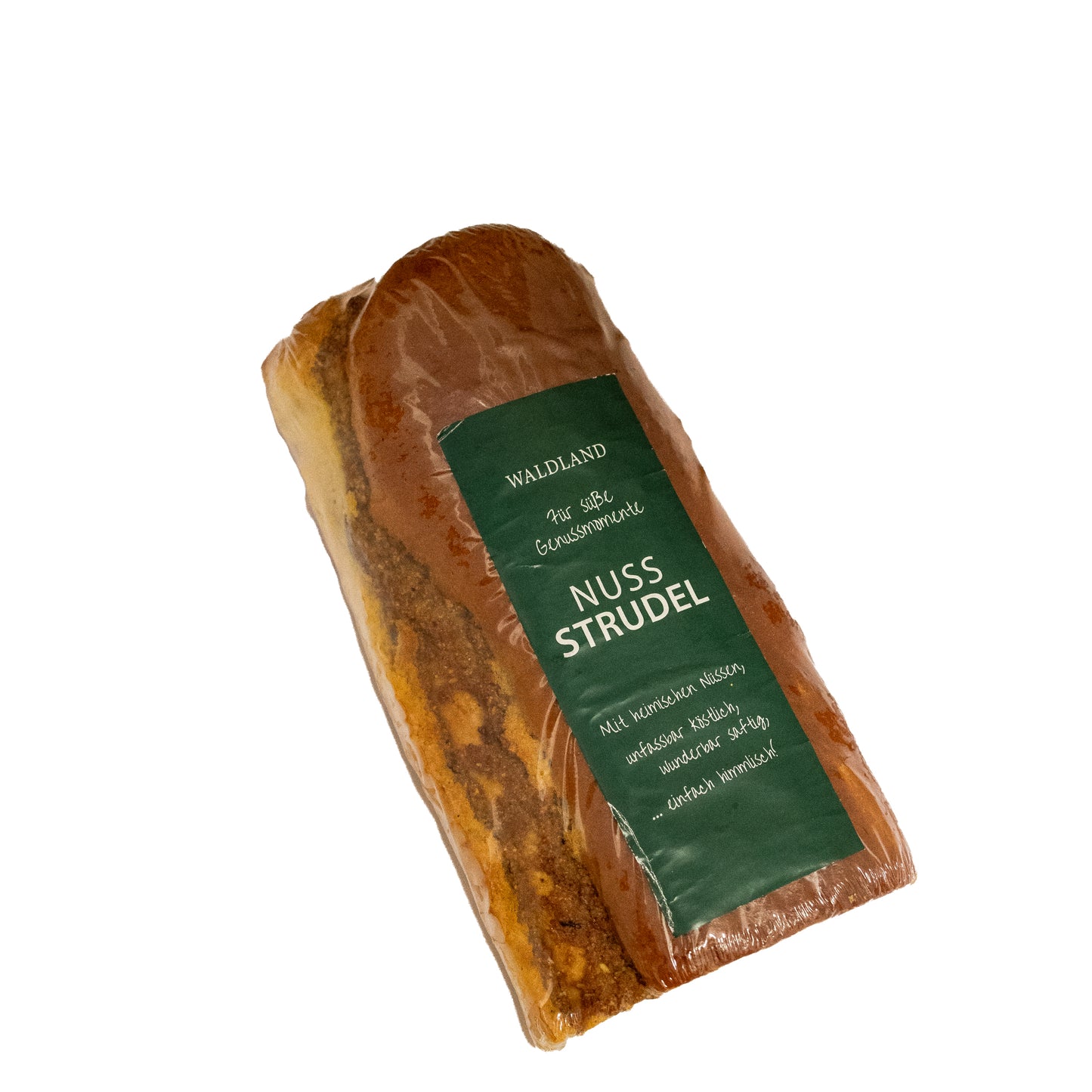 Der längliche Nussstrudel in transparenter Folie verpackt liegt auf weißem Untergrund. Auf der Verpackung befindet sich ein rechteckig, dunkelgrünes Etikett mit weißer Aufschrift "Waldland Nussstrudel – mit heimischen Nüssen, unfassbar köstlich, wunderbar saftig, ... einfach himmlisch!".